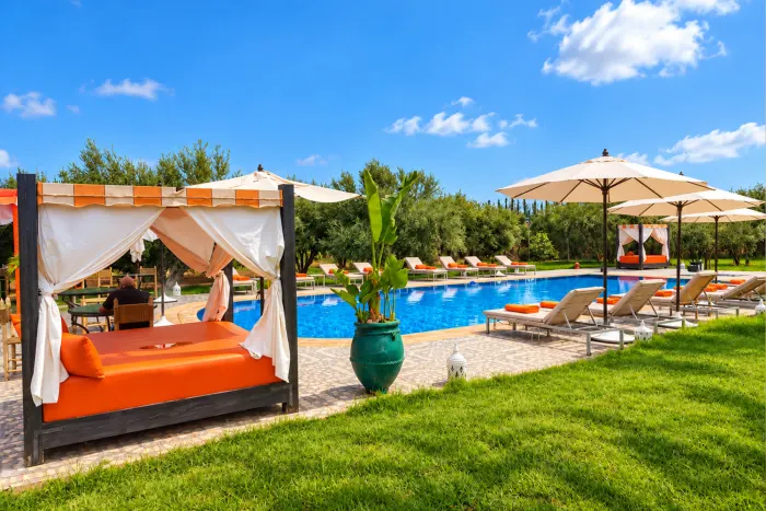 piscine extérieur et Lit Baldaqin